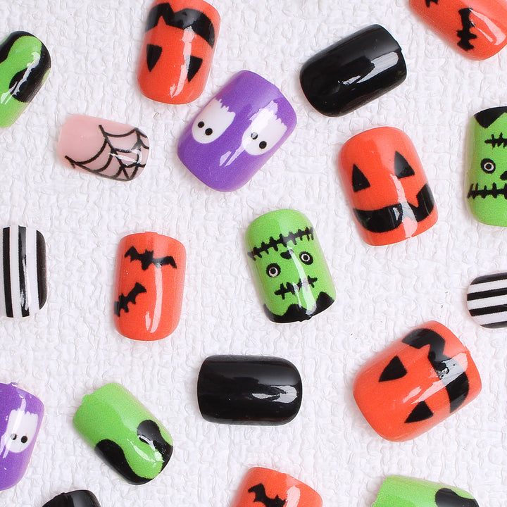 Nail art set with Halloween motifs and creative 3D accents Kalsten