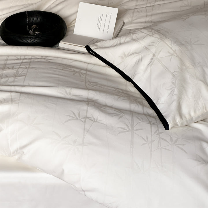 Bedding set made of cotton satin with bamboo jacquard and contrasting piping