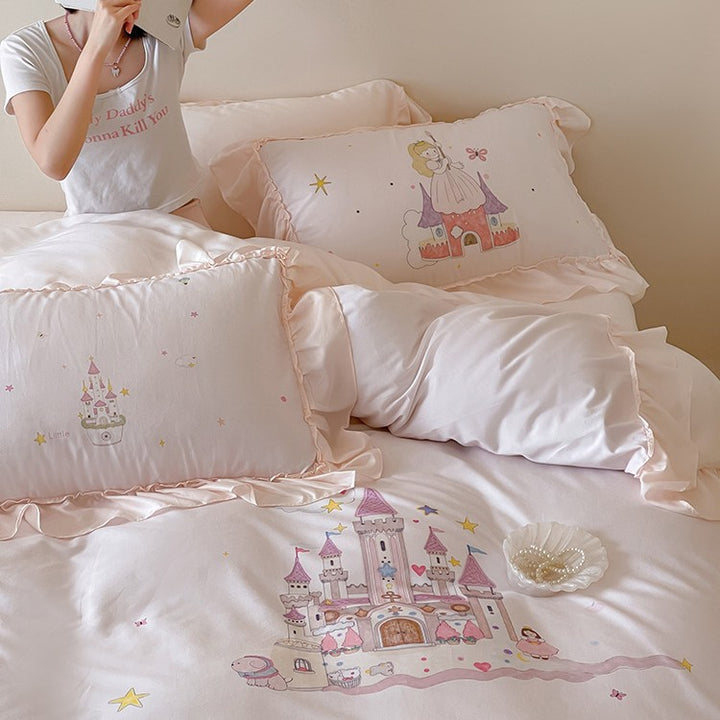 Children's bedding set with illustrative castle and princess print, ruffled pillow and soft cotton blend