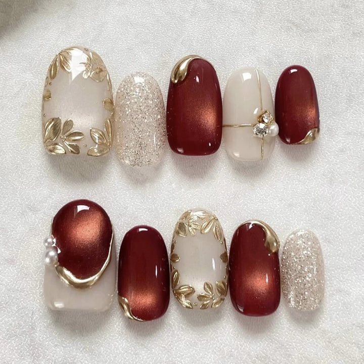 Artificial nails with elegant gold accent Kalsten