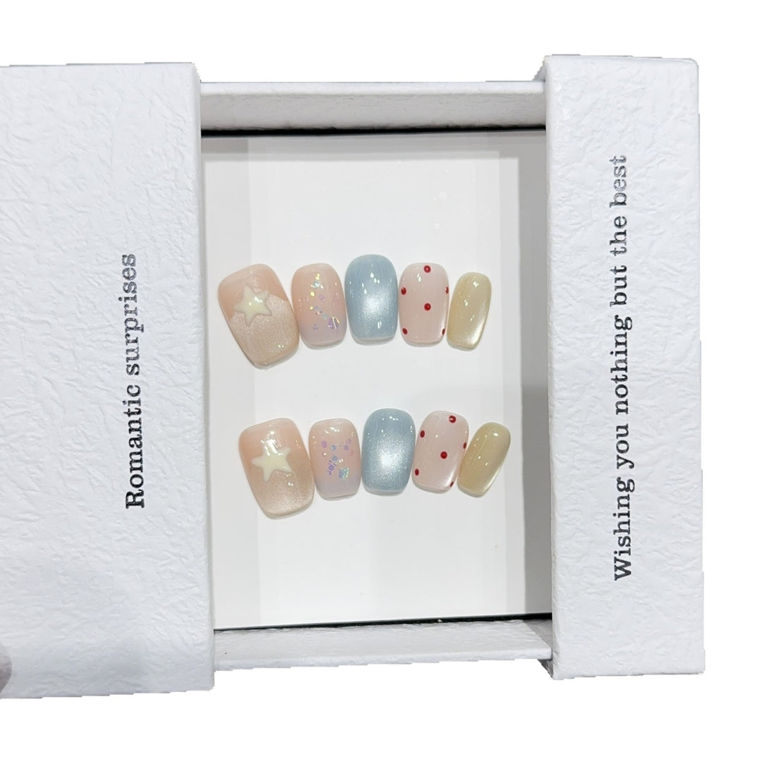 Artificial nails with romantic designs and sparkling accents Kalsten