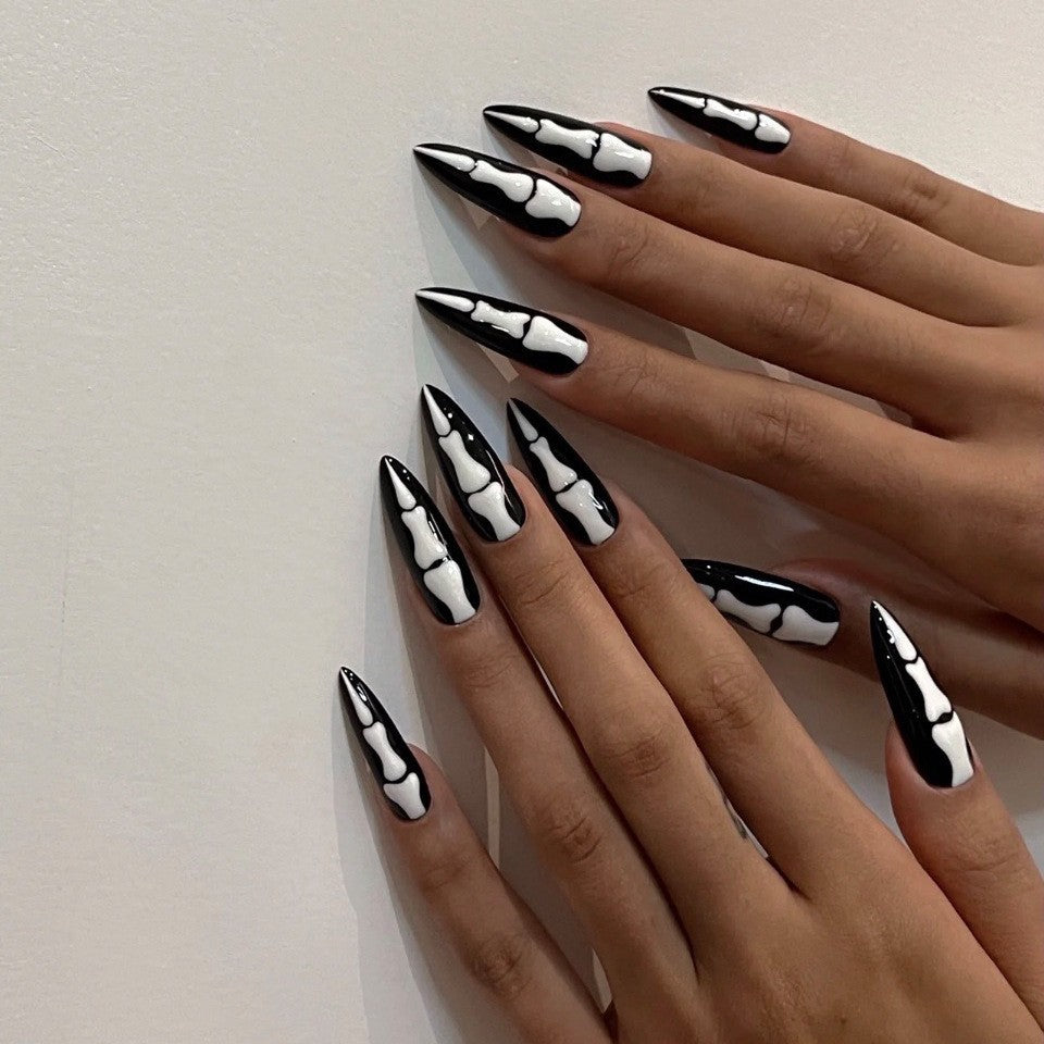 Holiday-Themed Press-On Nail Art Kalsten