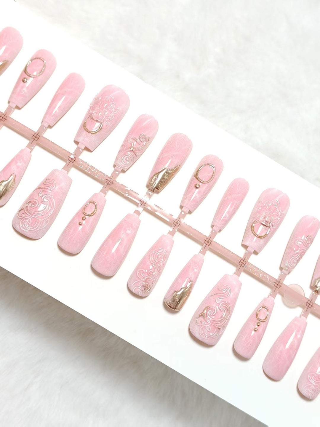 Artificial nails with elegant gold embellishments Kalsten