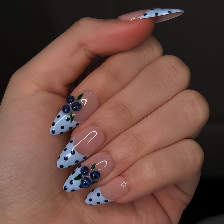 Artful fingernails with playful floral pattern Kalsten