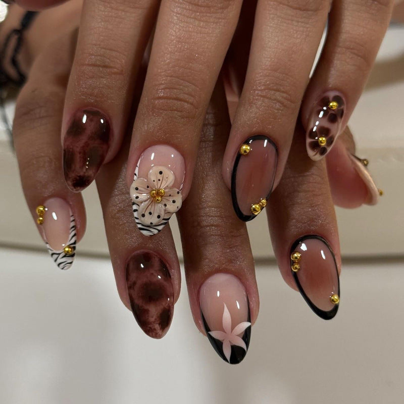Nail Art with elegant flower design and glitter accents Kalsten