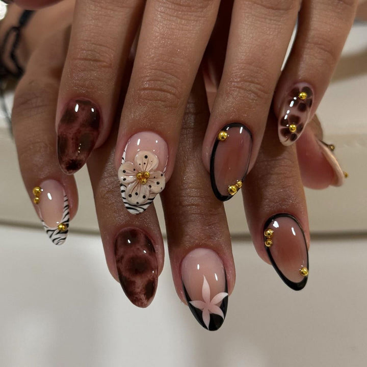 Nail Art with elegant flower design and glitter accents Kalsten