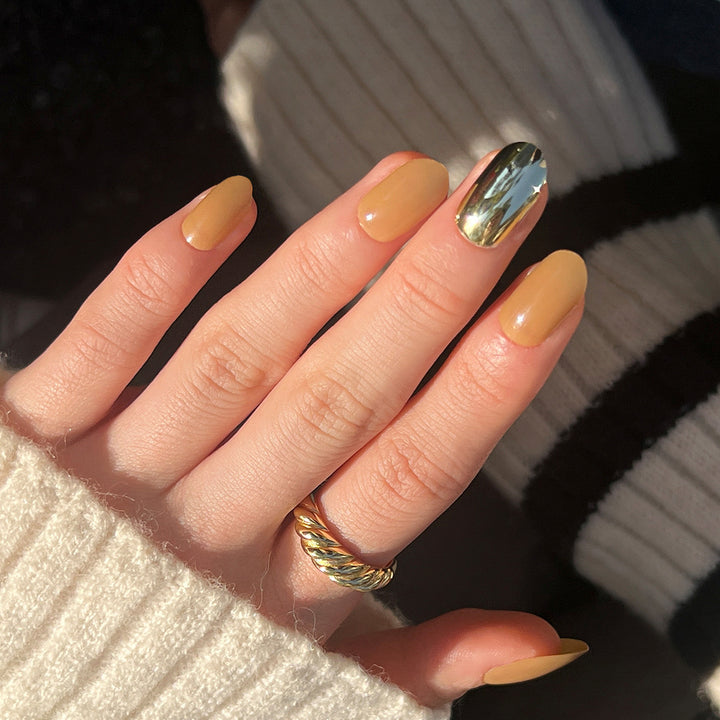 Luxurious artificial nails with metallic shiny accent Kalsten