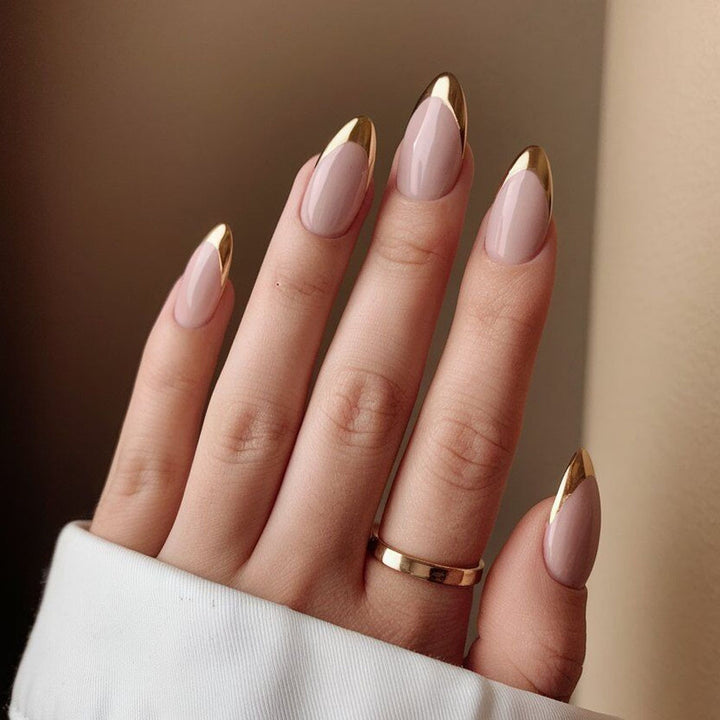 Artificial nails in elegant stiletto design with golden accents Kalsten