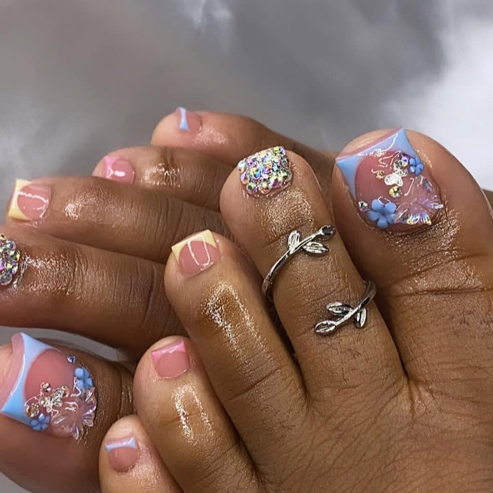 Artful toenail art with glitter and flower motifs Kalsten