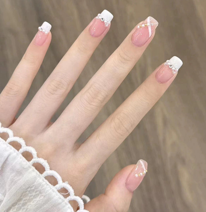 Elegant nail design with pearl embellishment Kalsten