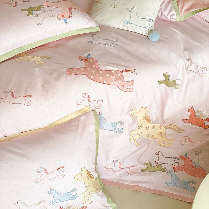 Children's bedding set with unicorn and horse print made of soft cotton satin