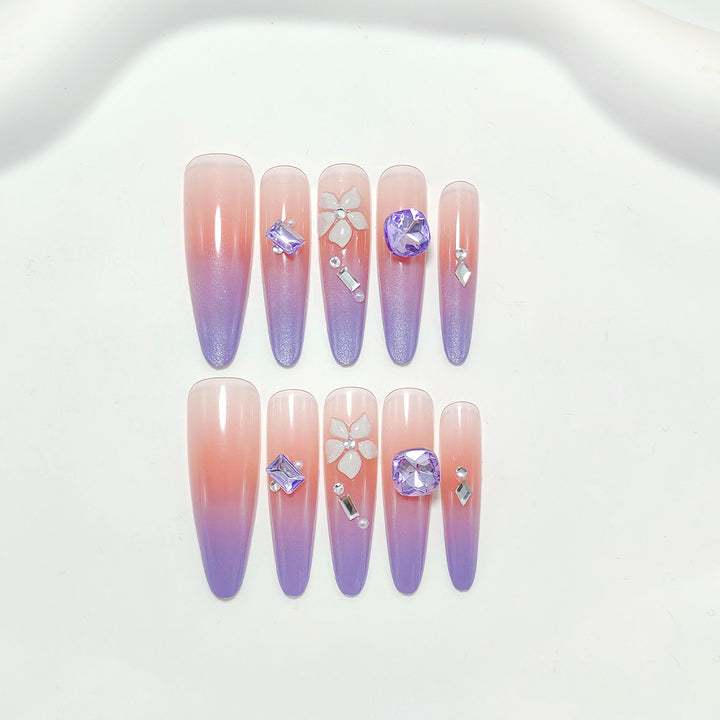 Artistic fingernails with delicate rhinestone details Kalsten