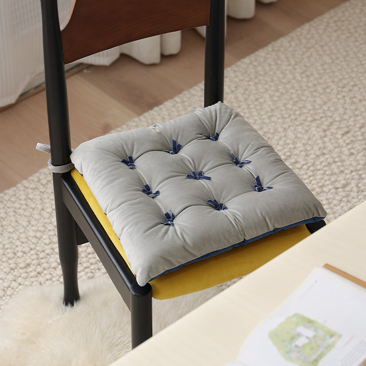 Padded square seat cushion with tufting and attachment ribbons Kalsten