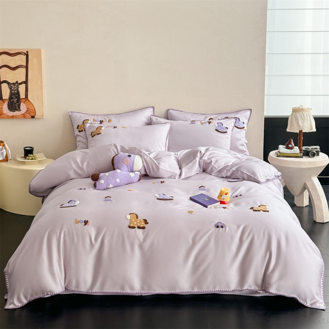 Children's bedding set made of cotton satin with embroidered animal appliqués and delicate piping