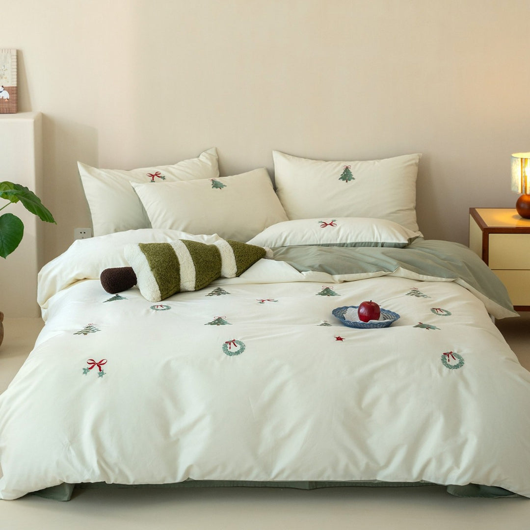 Embroidered cotton bedding set with Christmas tree and wreath emblems