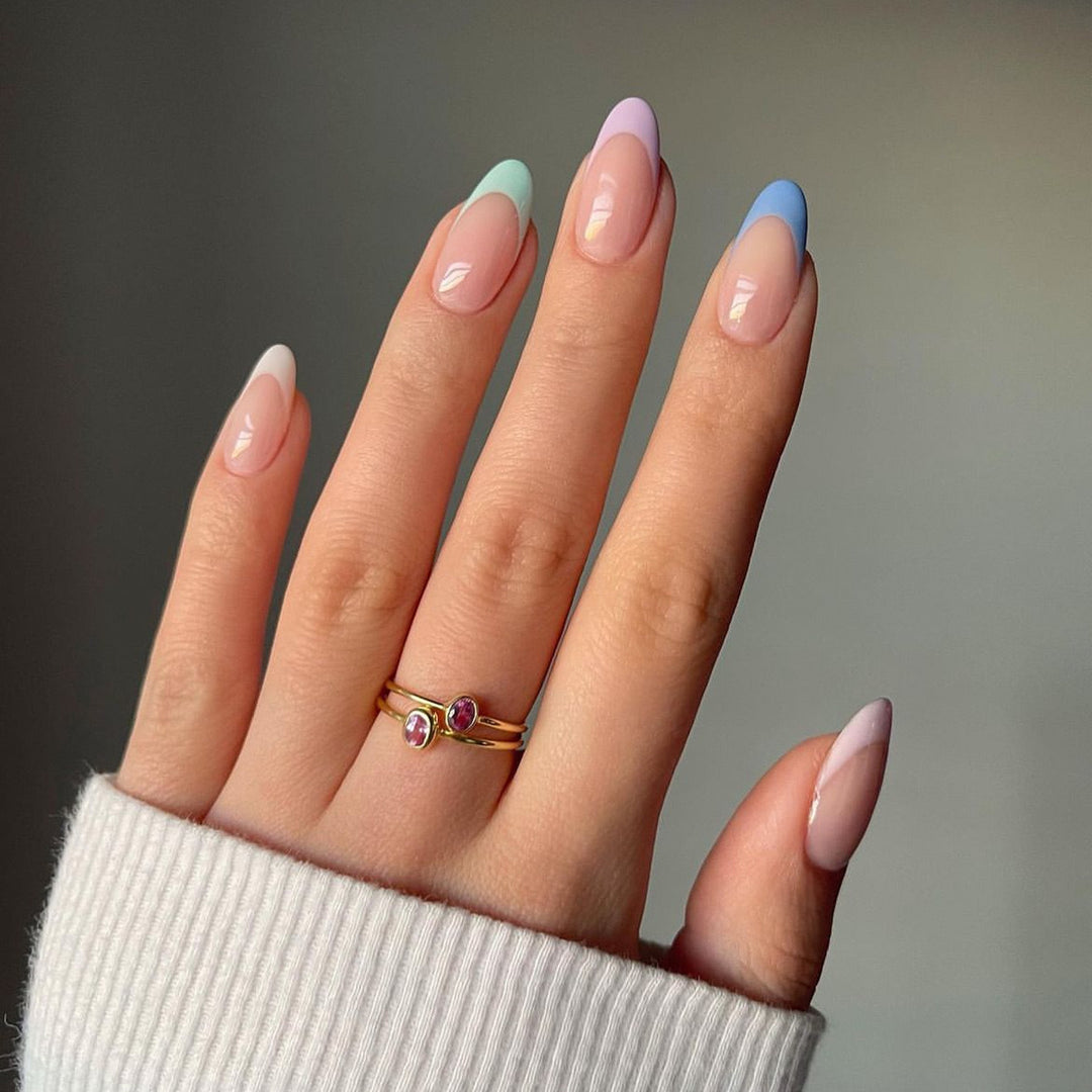 Acrylic nail set with gentle gradient and elegant tips Kalsten