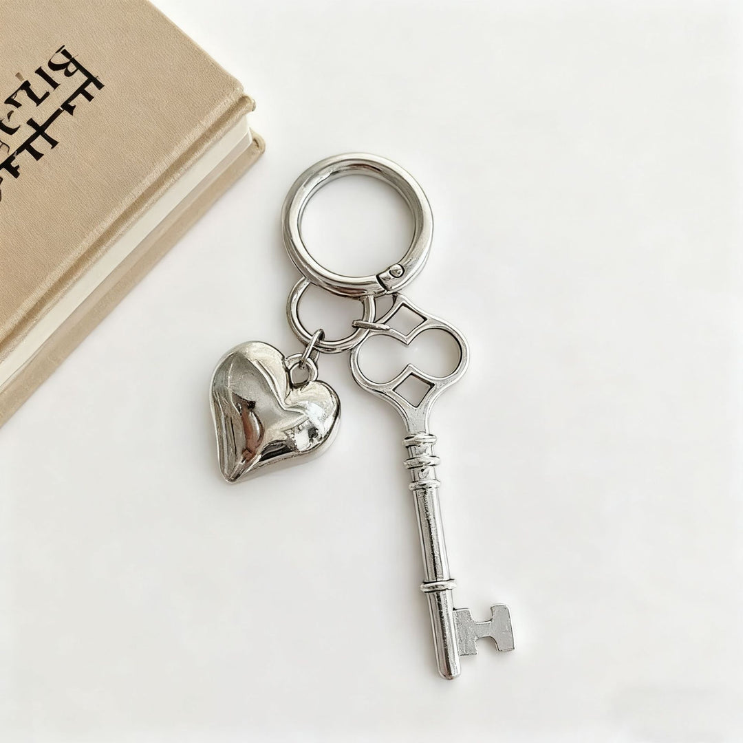 Vintage-Inspired Heart and Key Keychain Kalsten