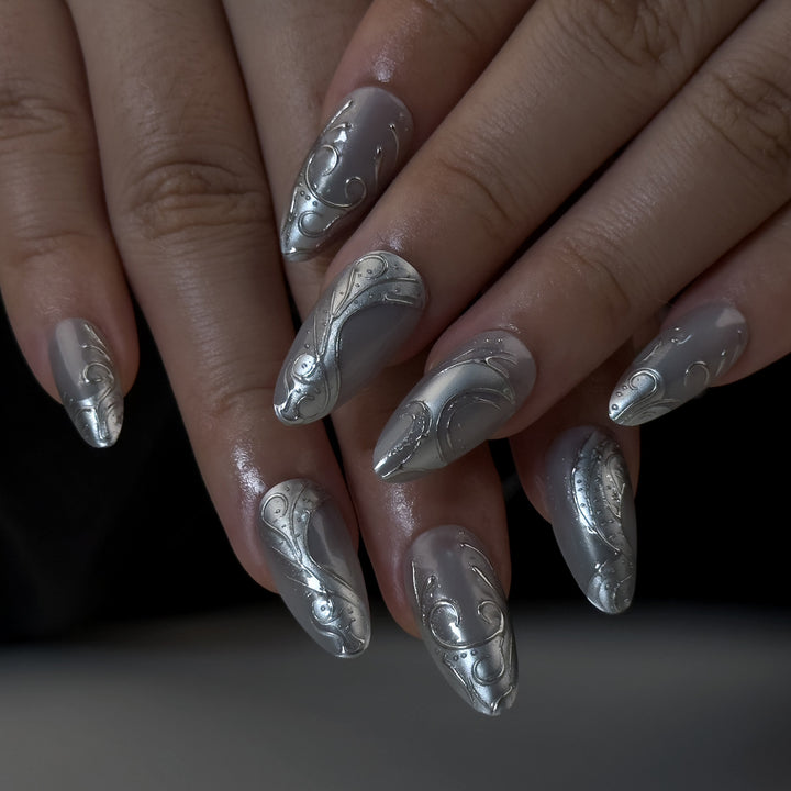 Artistic stiletto nails with elegant silver design Kalsten