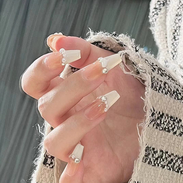 Artificial nails with glamorous pearl details Kalsten
