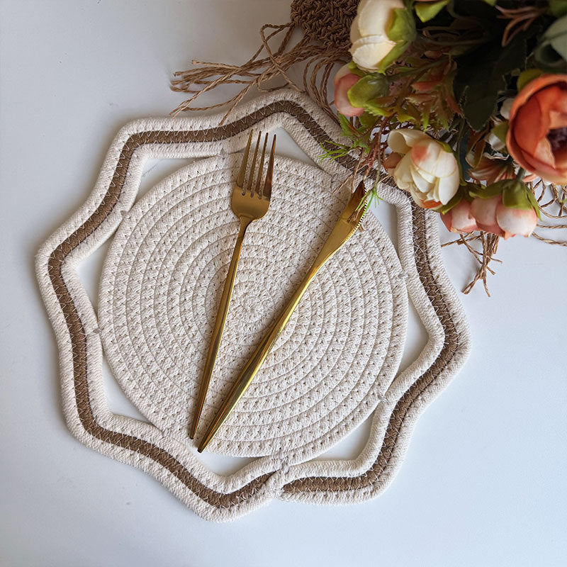 Braided cotton placemat with wavy edge and decorative contrast border