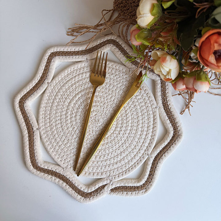 Braided cotton placemat with wavy edge and decorative contrast border
