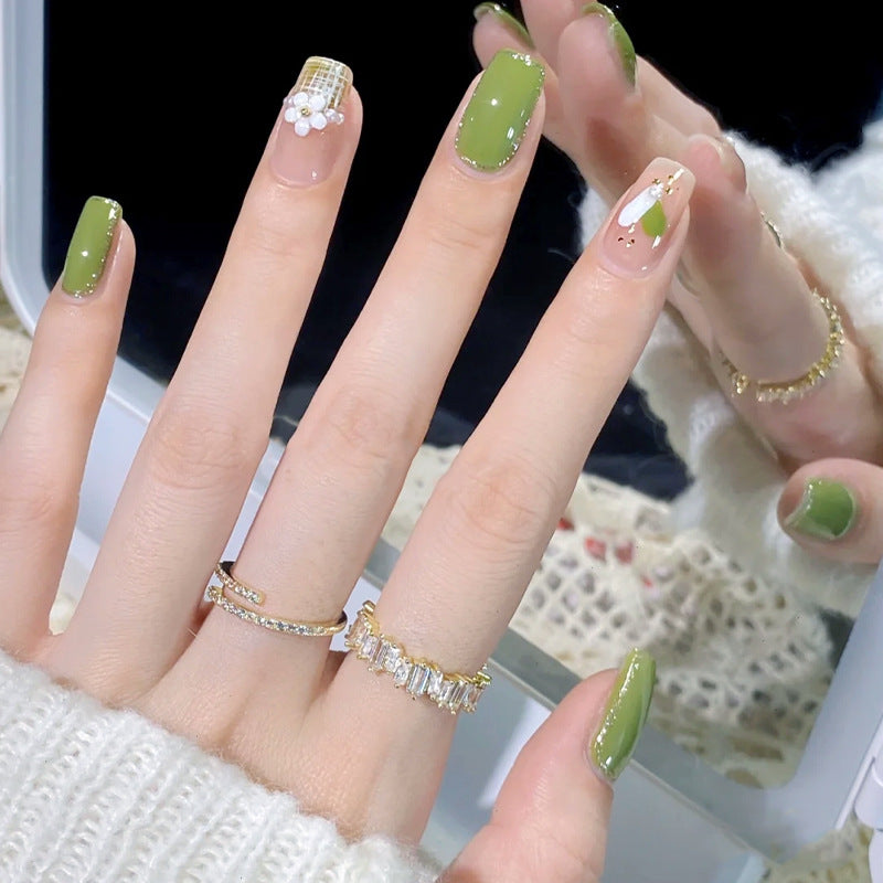 Artificial nail set with elegant handcrafted designs Kalsten