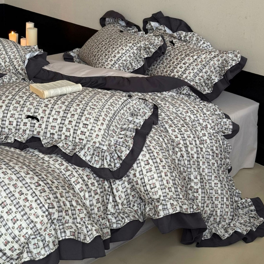 Plush bedding set with frill and floral vintage look