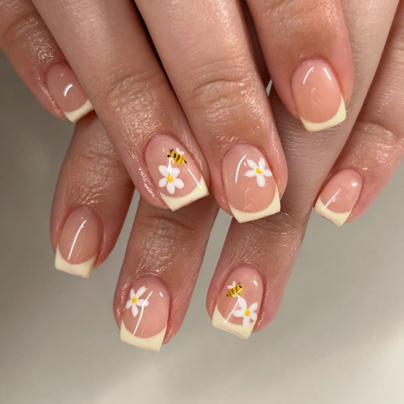 Artificial nail art with flower and bee motifs Kalsten