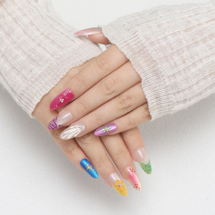 Nail Art Set with Floral and Glittering Accents Kalsten