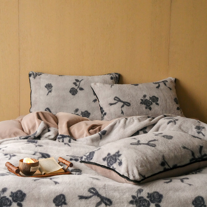 Plush bedding set with floral microfleece quilt cover