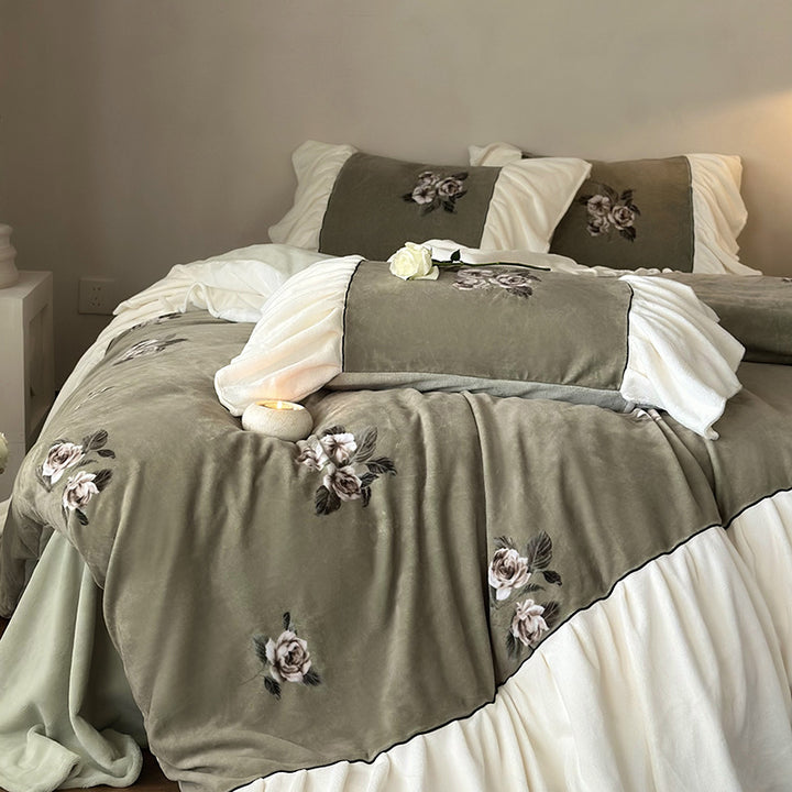 Samt-Optik bedding set with embroidered rose designs, frill and reversible function