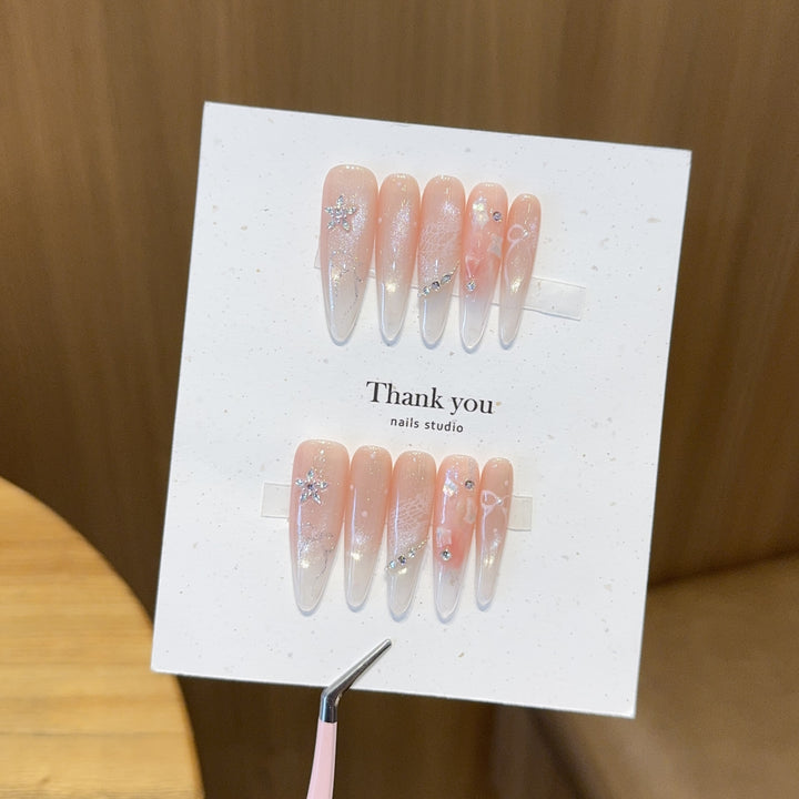Artificial nails with filigree design and glitter accents Kalsten