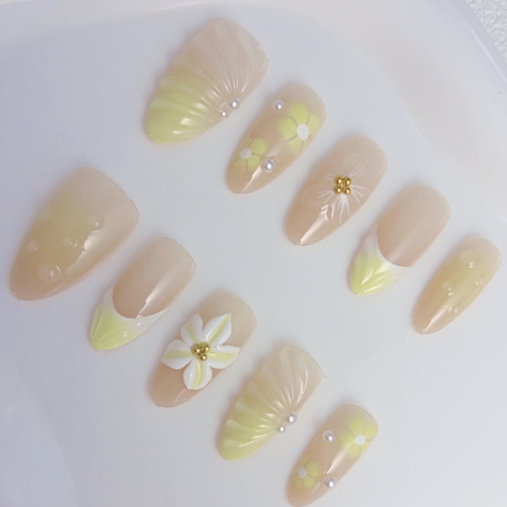 Elegant artificial nails with floral accents Kalsten