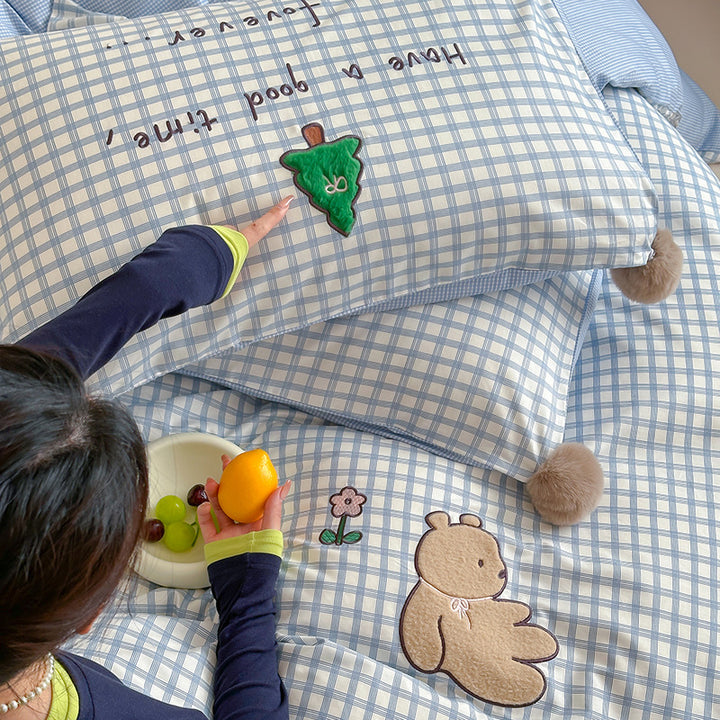 Children's bedding set made of cotton percale with check pattern, bear appliqué and pompom corners