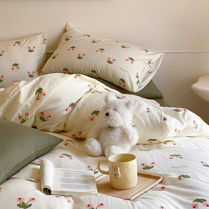 Cotton satin bedding set with playful strawberry all-over print and reversible blanket