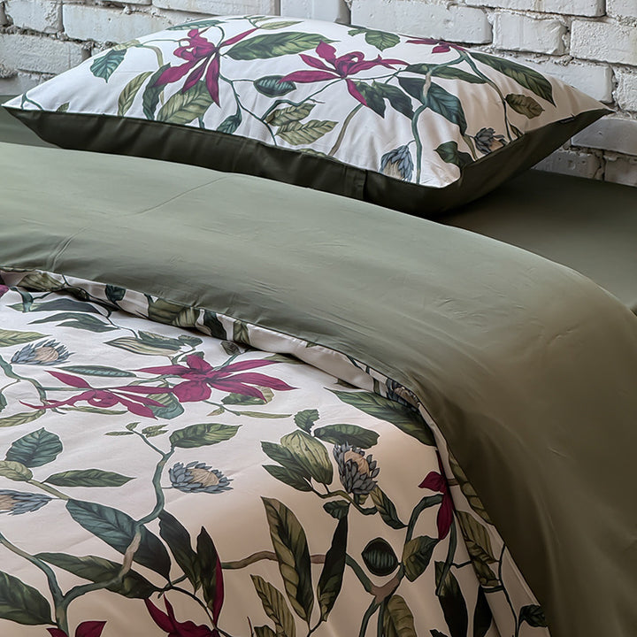 Bedding set made of cotton satin with botanical print and reversible function
