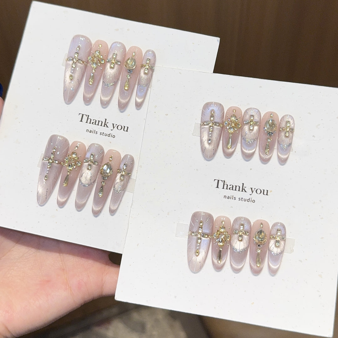 Artificial Nails in Elegant Gold Design Kalsten