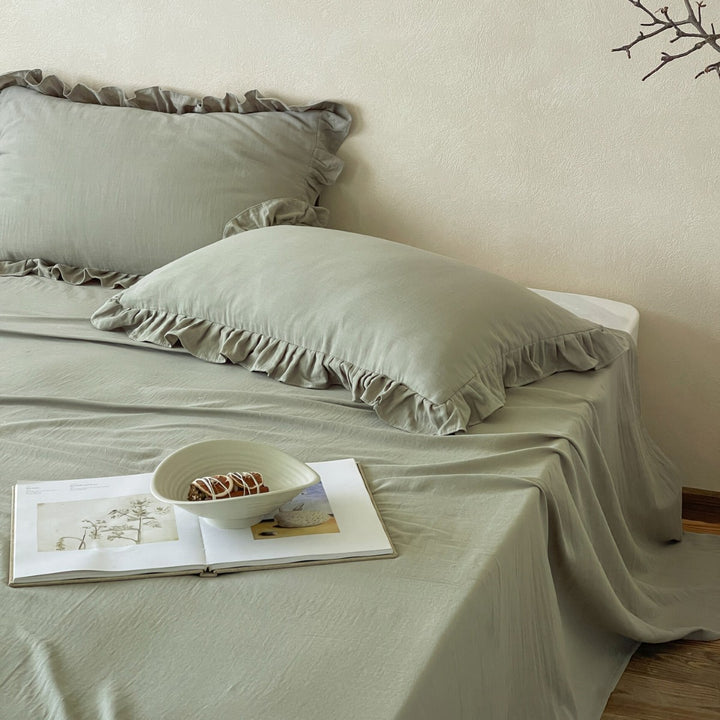 Romantic ruffled bedding set with pillowcases and fitted sheets