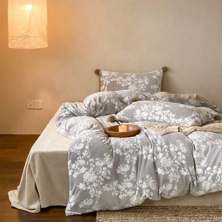 Cozy bedding set made of microfiber fleece with floral all-over design and pom-pom trim