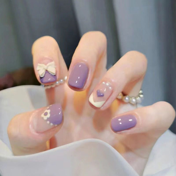 Glamorous nail art with pearls and glitter Kalsten