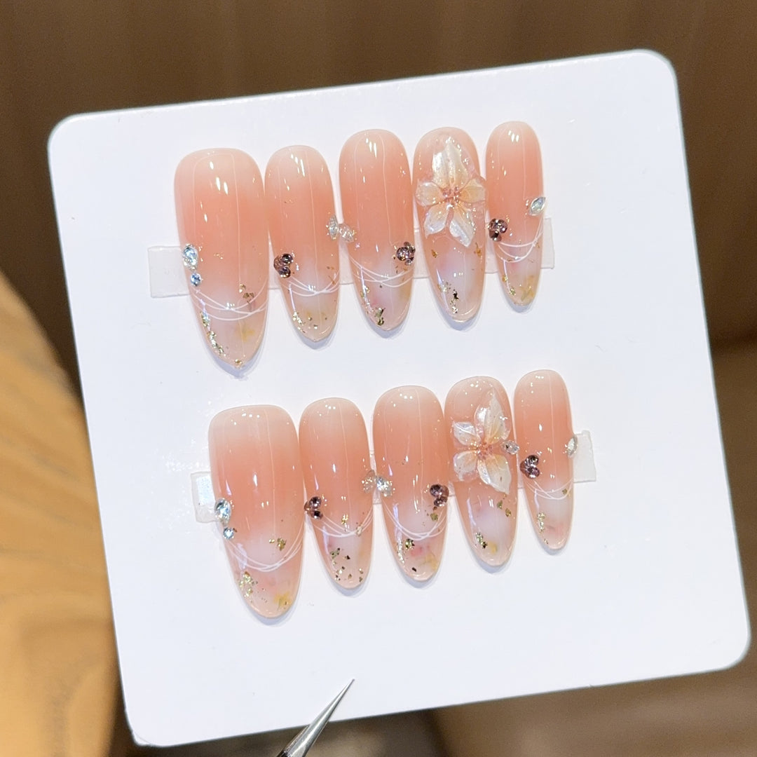 Artificial nails with delicate flower and glitter detail Kalsten