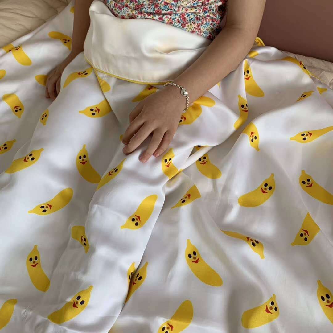 Cozy baby/kids blanket made of soft microfiber with cheerful banana print