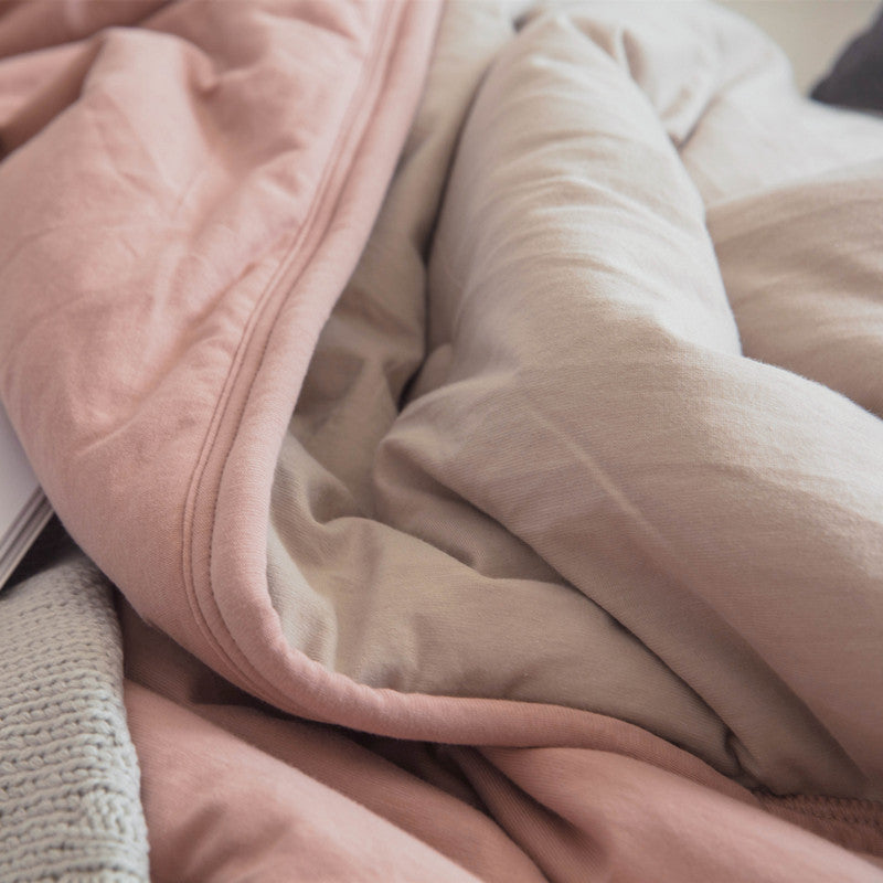 Ultralight climate-regulating quilted blanket with compact filling and cotton surface