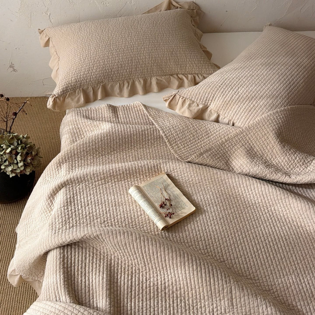 Quilted cotton bedspread and pillowcase set with ruffled edge
