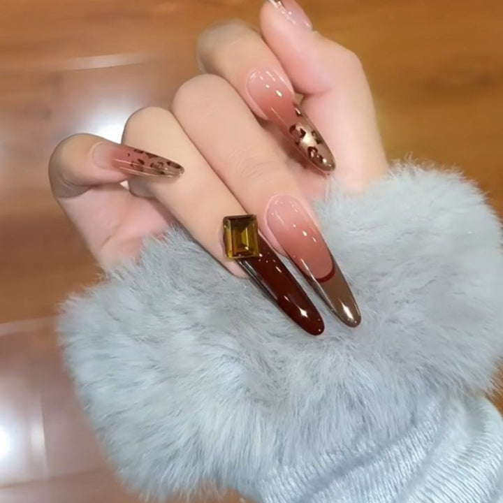 Artificial nails with elegant glitter and gold accent design Kalsten