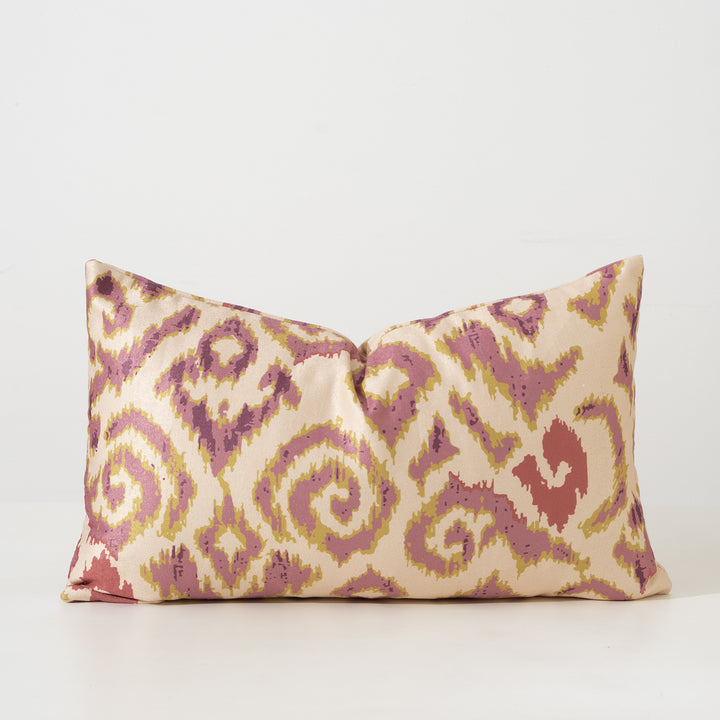 Rectangular decorative pillowcase made of jacquard with ornamental ikat look