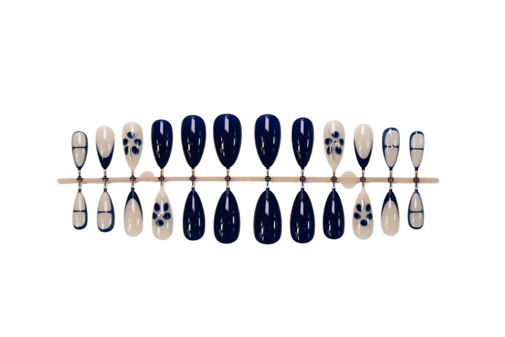 Acrylic nail set with elegant accentuated designs Kalsten