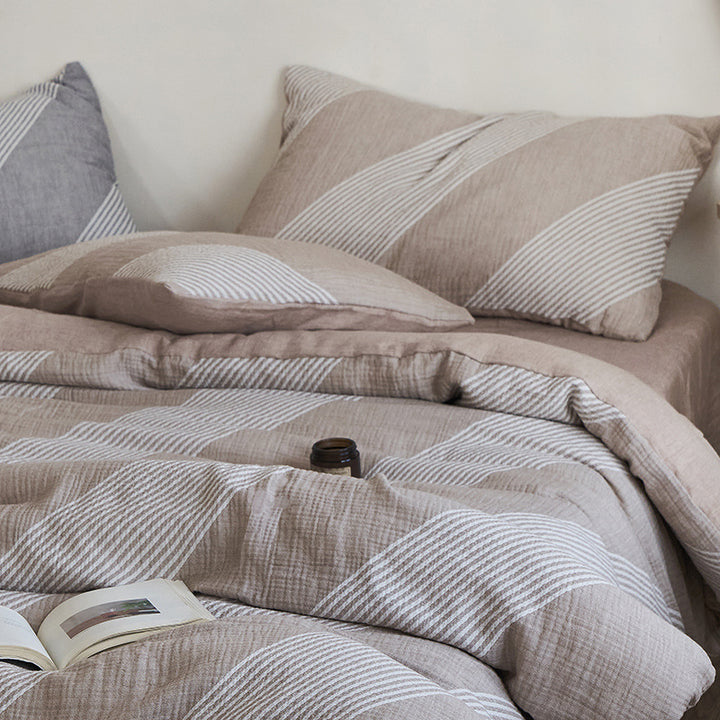 Reversible cotton-linen bedding set with diagonal stripes and extra-soft texture