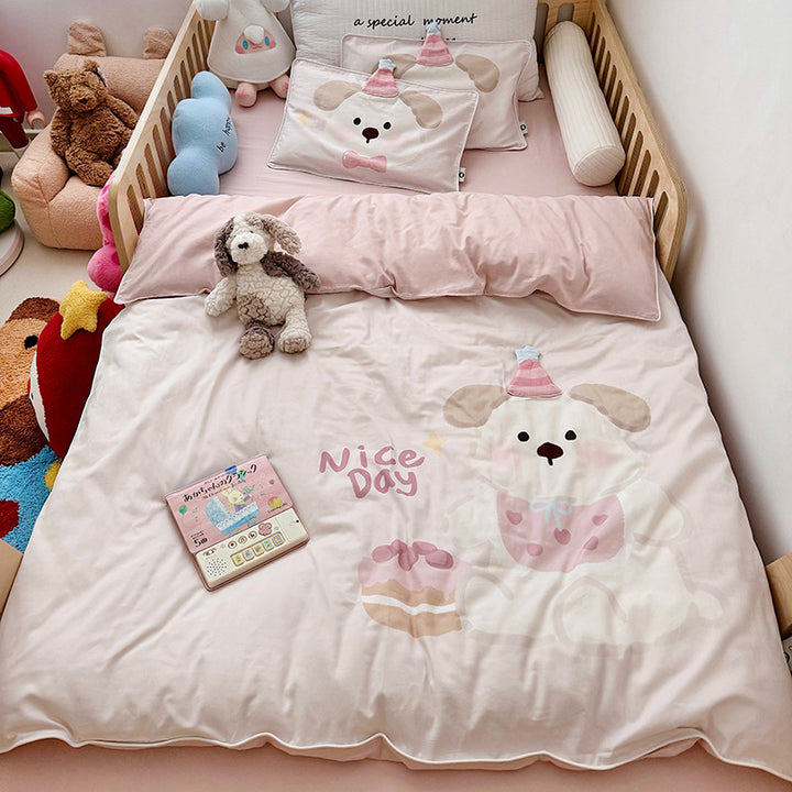 Children's bedding set with plush application and bear motif