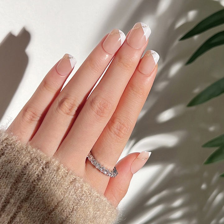 Artful nail extensions with an elegant leaf pattern Kalsten